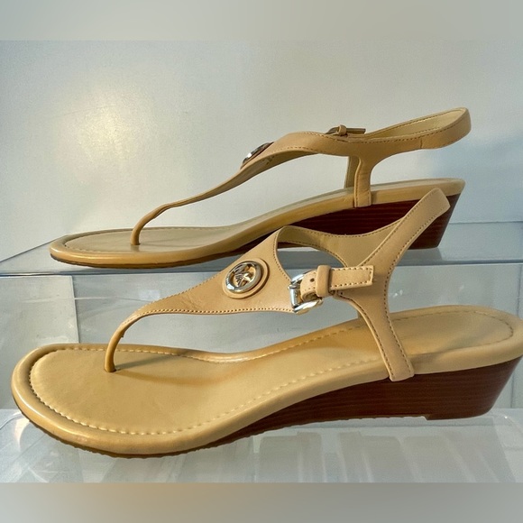 ⬇️MICHAEL Michael Kors Nude/Tan T-Strap Thong Wedge Heel Sandals Women’s Size 9M - Picture 4 of 10
